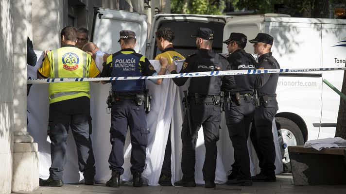 Telediario 1 - Mueren dos adolescentes en Madrid tras desprenderse el suelo de un ascensor
