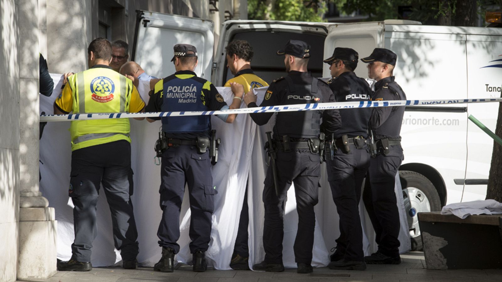 Dos menores de 17 años han fallecido tras desprenderse el suelo del ascensor en el que estaban y caerse al vacío, en un edificio ubicado en el número 4 de la calle Hermanos Bécquer, en distrito de Salamanca.Alrededor de las 16.45 horas, y por causas 