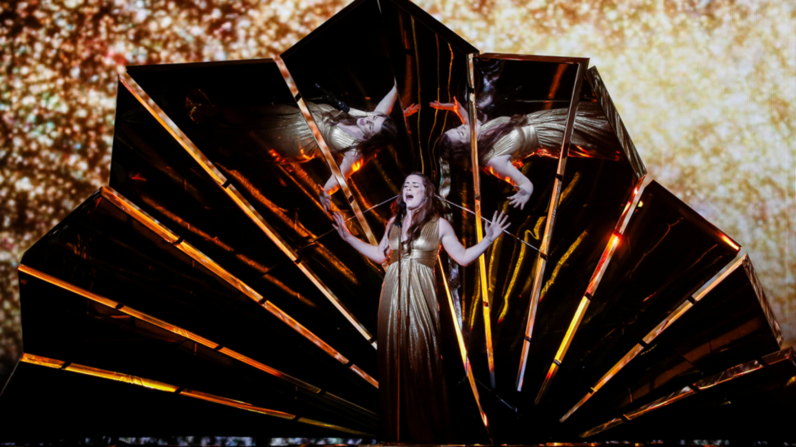 Eurovisión 2017 - El primer minuto de Reino Unido: Lucie Jones canta 'Never Give Up On You'