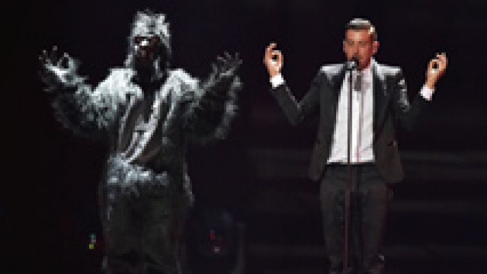 Eurovisión - Primer minuto de Italia: Francesco canta Occidentali's Karma