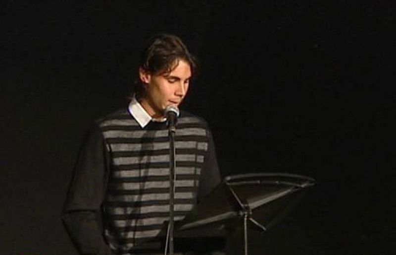  Rafa Nadal se ha dedicado a contar cuentos en Manacor a pequeños en la típica Rondalla de la tierra del número uno del mundo.