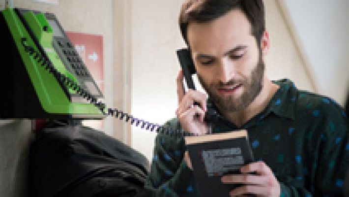 Cuéntame cómo pasó - Carlos declara su amor a Karina desde una cabina telefónica