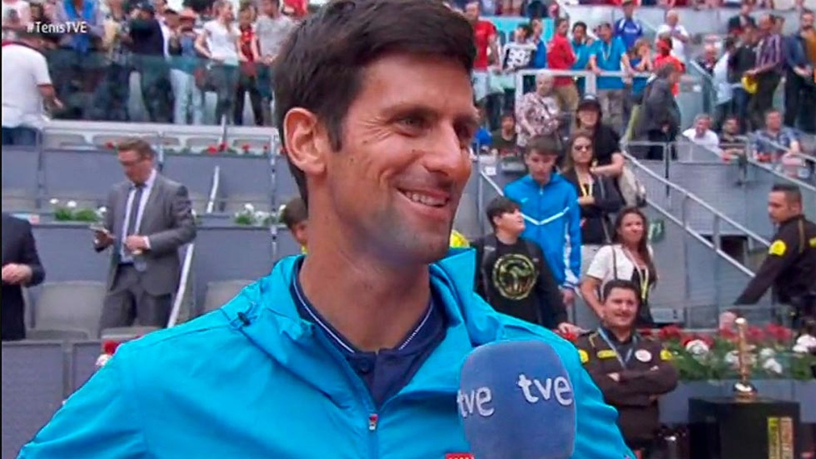 Djokovic le canta el 'cumpleaños feliz' a Santana | Ver
