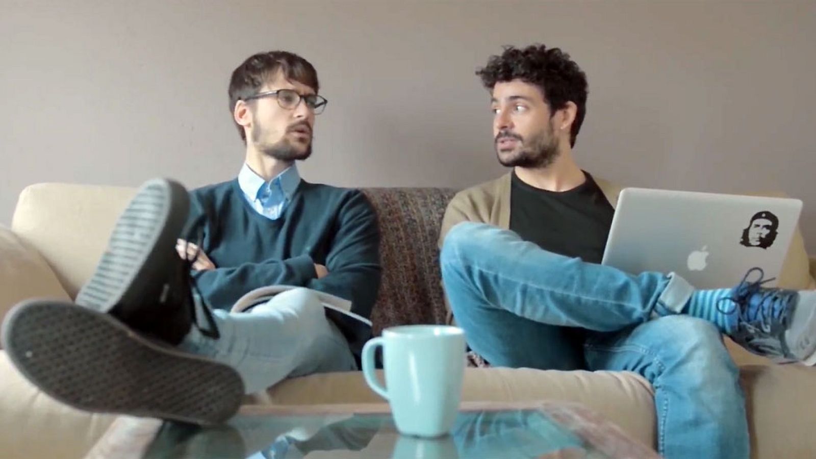 IX Concurso de Cortos RNE - Couchsurfing - Ver ahora