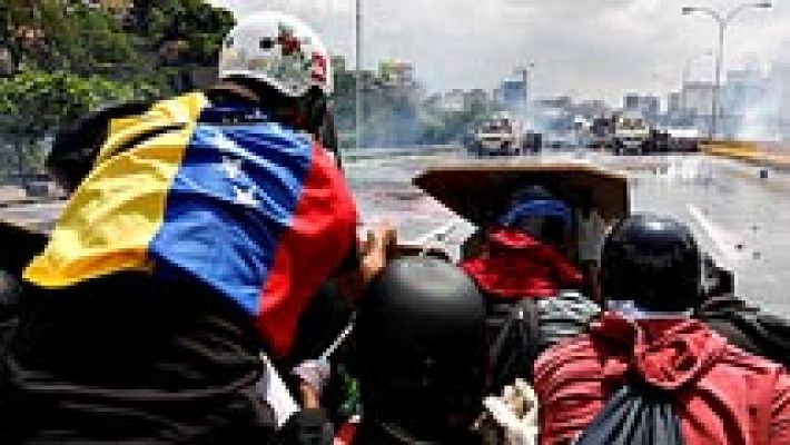 Telediario 1 - Los venezolanos vuelven a manifestarse a favor y en contra de la reforma constitucional de Maduro