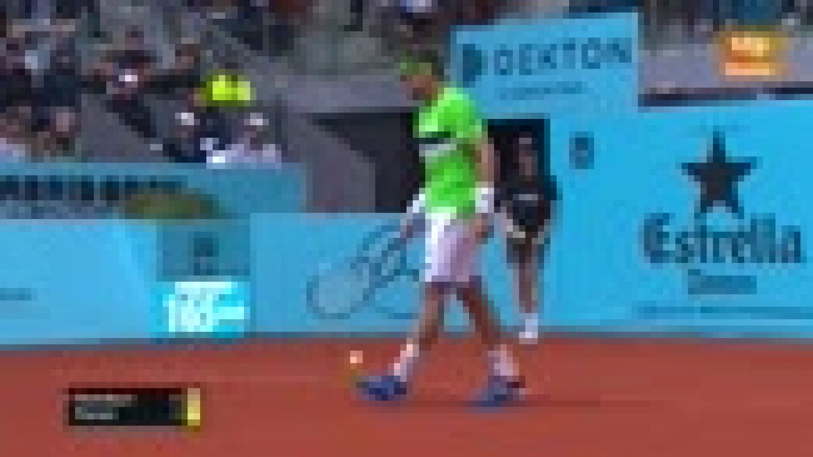 El árbitro Mohamed Layani para el Ferrer-Nishikori mientras se cubre la pista | Ver