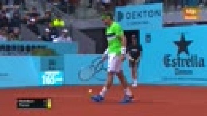 Madrid Open de Tenis - El árbitro Mohamed Layani para el Ferrer-Nishikori mientras se cubre la pista