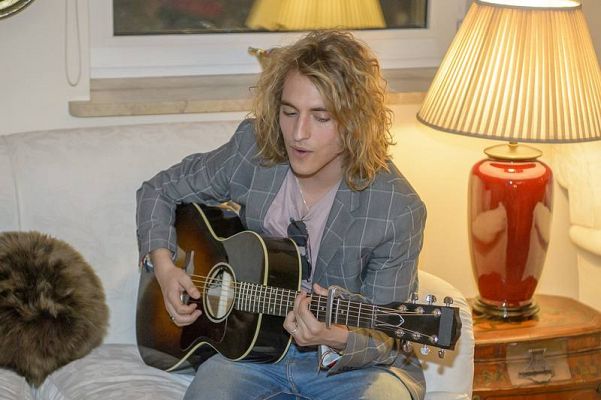 Eurovisión - Eurovisión 2017 - Manel canta 'Do it for your lover' en versión acústica en la embajada de España en Ucrania