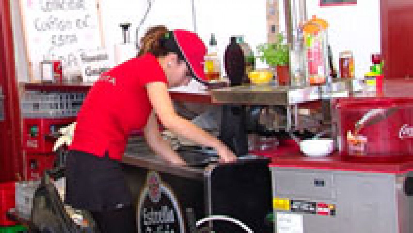 Telediario 1: Polémica en torno al uniforme de las empleadas de la cafetería de una gasolinera en La Carlota Córdoba | RTVE Play