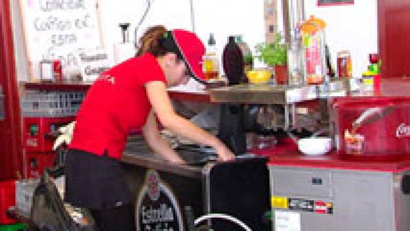 Polémica en torno al uniforme de las empleadas de la cafetería de una gasolinera en La Carlota Córdoba