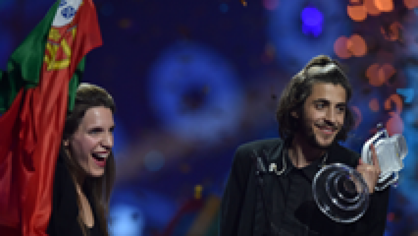 Salvador canta con su hermana para celebrar su victoria