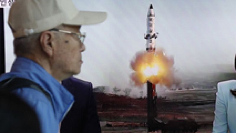 Corea del Norte prueba con exito un nuevo misil balístico
