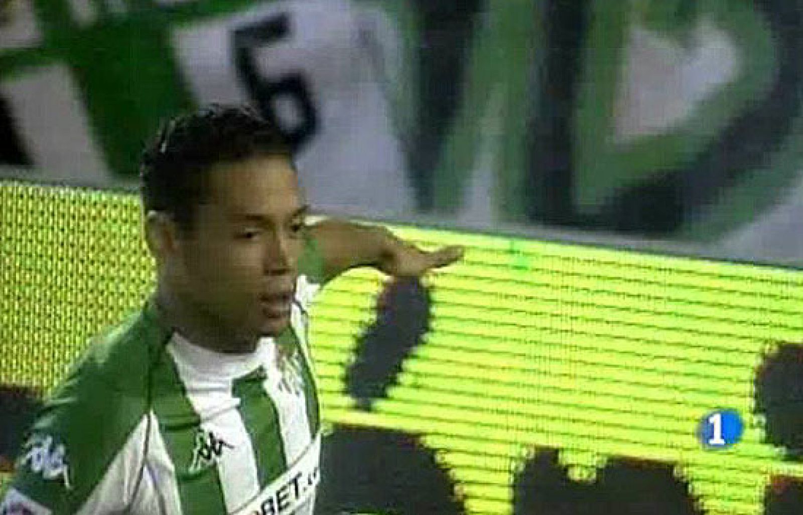 Béticos y sevillistas se juegan en el Sánchez Pizjuan el derbi más esperado de Sevilla. El Betis lucha por no caer en pustos de descenso, mientras que el Sevilla quiere afianzarse en los puestos de cabeza.