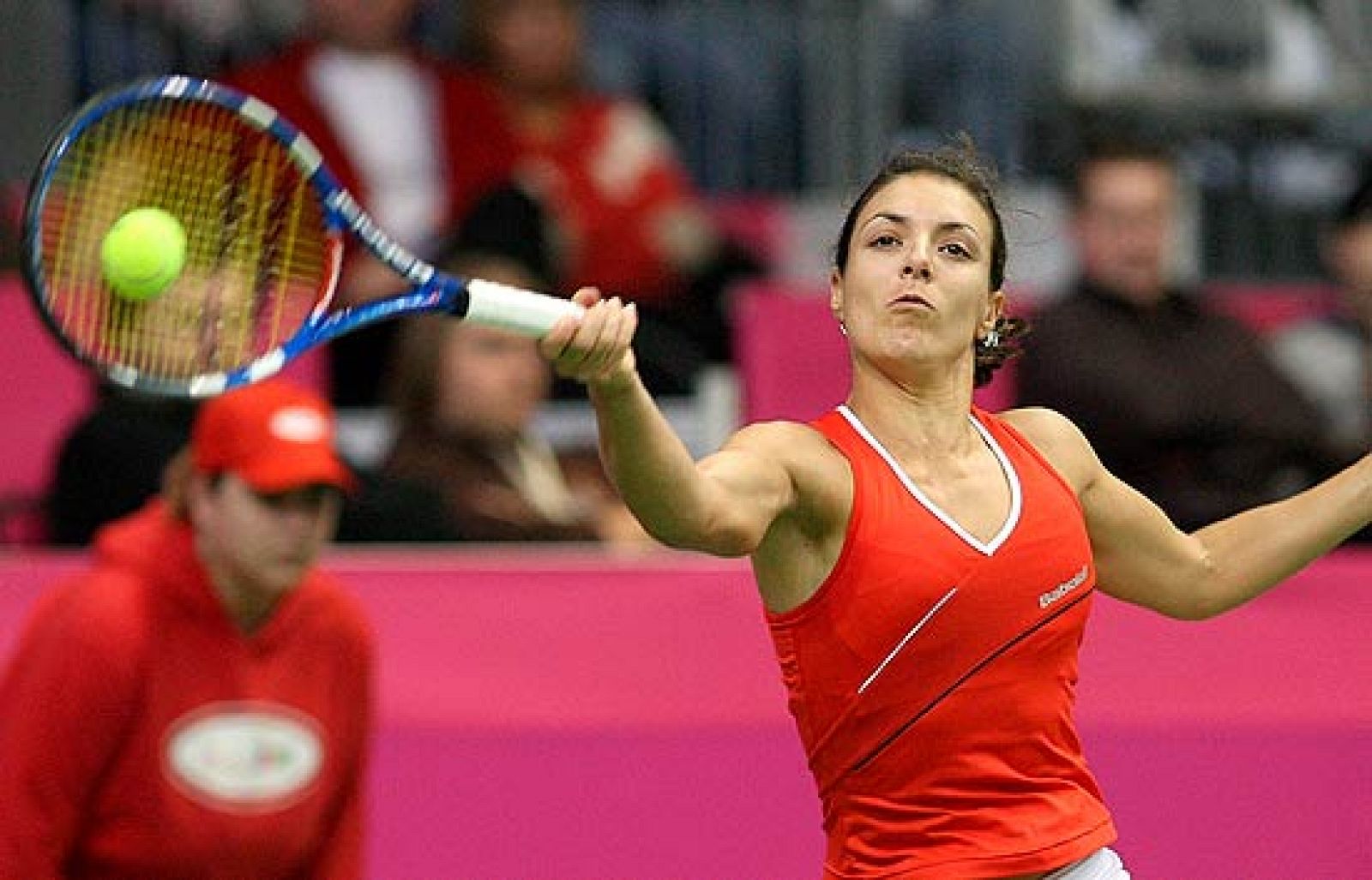 El equipo español de la Copa Federación se mantiene en la eliminatoria del Grupo Mundial, con empate a uno en la primera jornada.