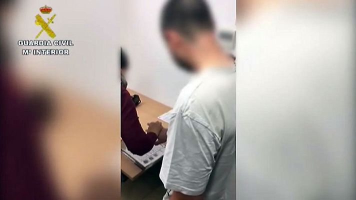 Telediario 1 - La Guardia Civil detiene a cinco hombres e investiga a una mujer por la producción y distribución de videos pedófilos