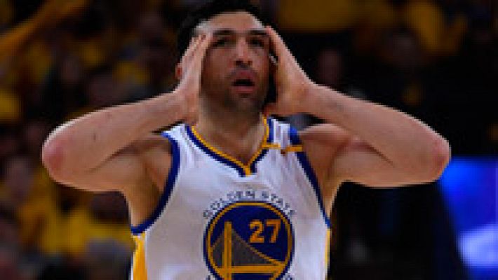 Pachulia lesiona a Leonard y Popovich explota