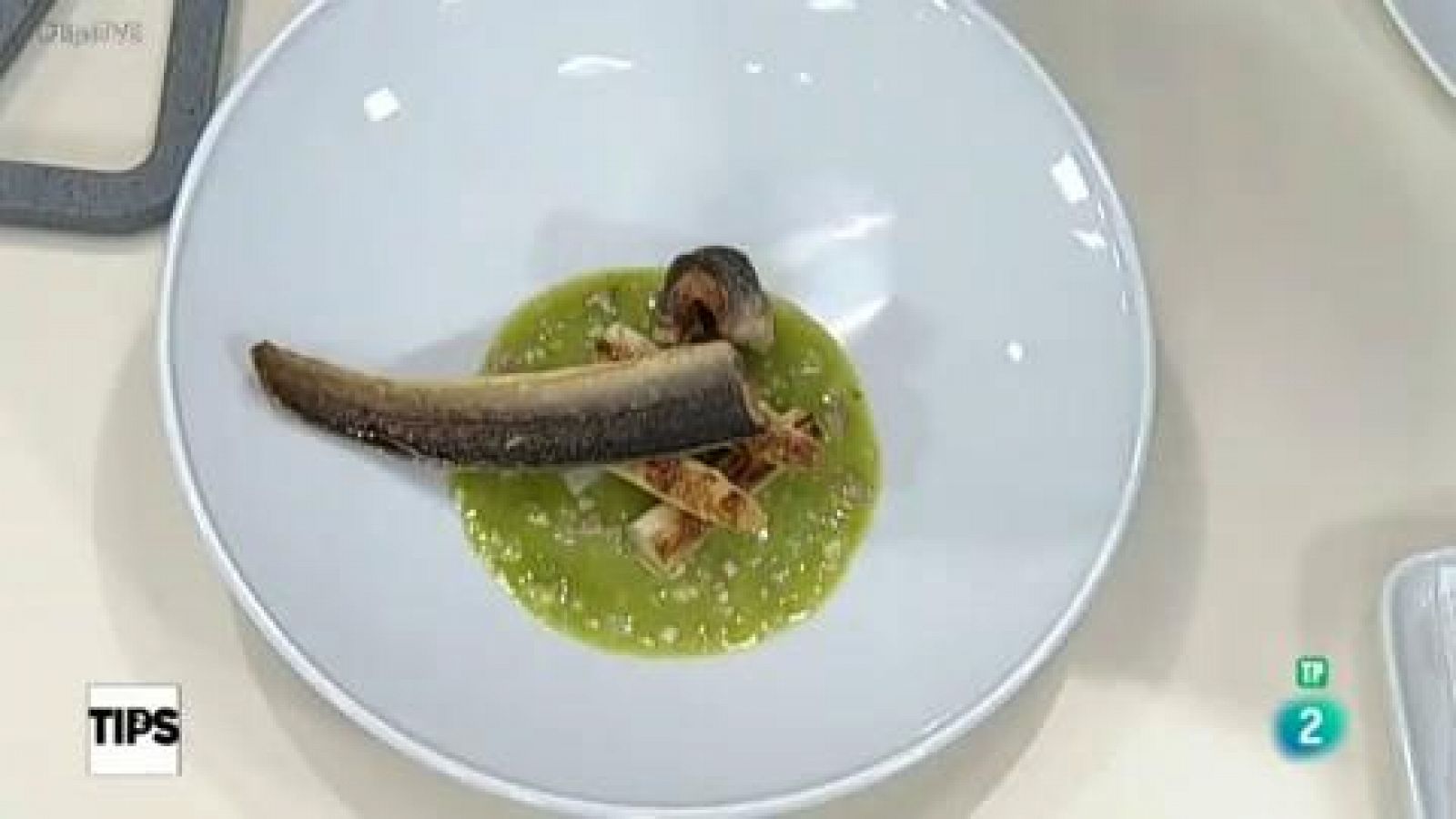 RTVE Cocina: Anguila crujiente en salsa a las finas hierbas | RTVE Play