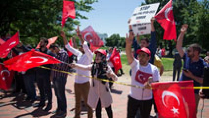 Los guardaespaldas de Erdogan agreden a manifestantes turcos frente a la embajada en Estados Unidos