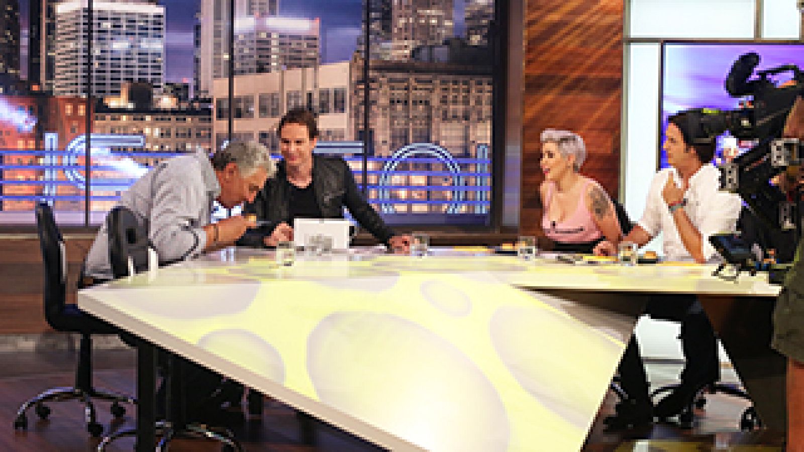 ¡No te pierdas a Fernando Romay, Àlex Casademunt, Alejandra Catelló y Javier Cárdenas comiendo un flan!