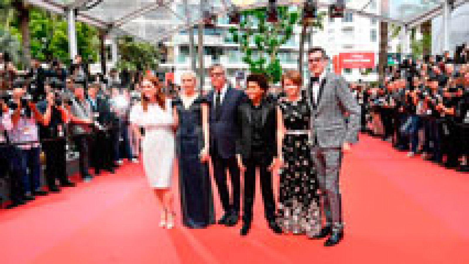 Telediario 1: Guiños a lo superficial para atraer un cine de altos vuelos en Cannes | RTVE Play