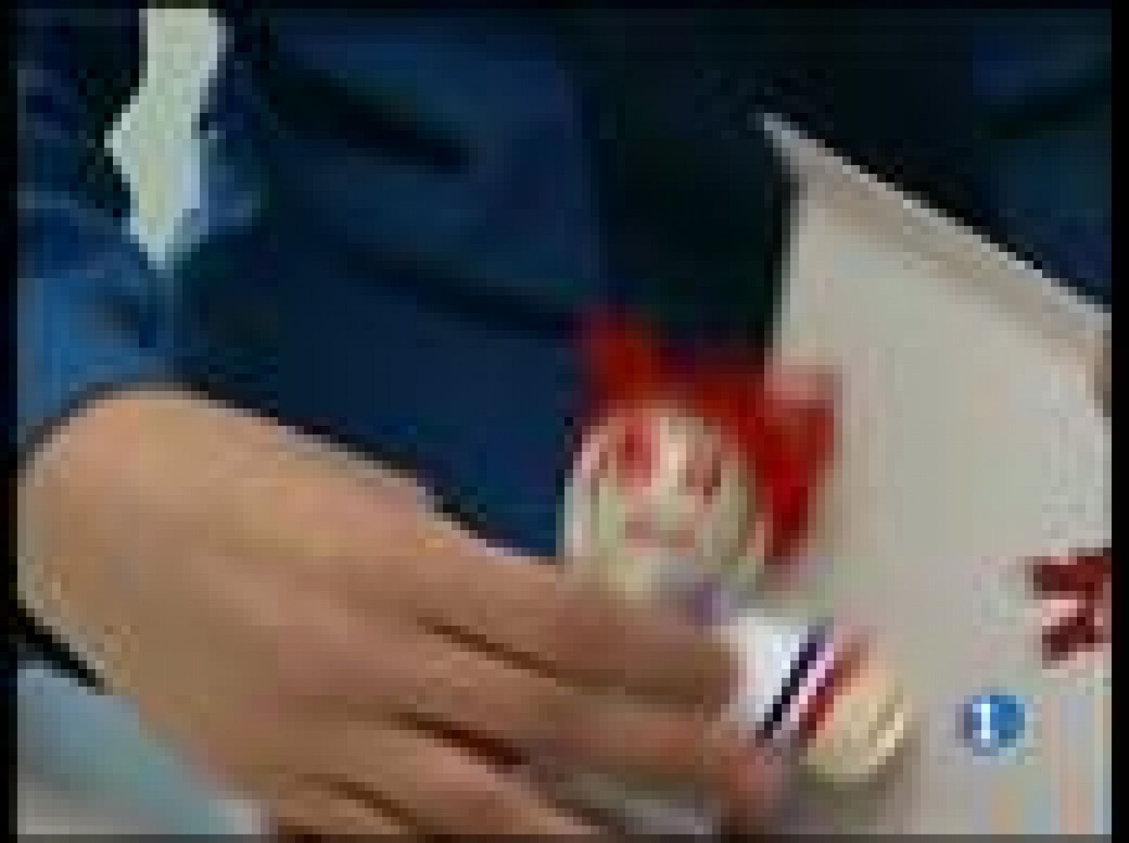 Un periódico mejicano ha distribuido un peculiar muñeco con los colores de la selección estadounidense para restar fuerzas a sus jugadores en su enfrentamiento contra la selección mejicana