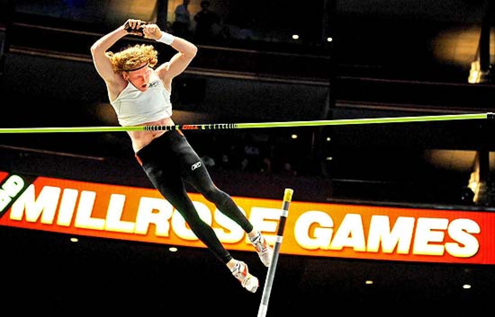 Steve Hooker es el campeón olímpico en salto de pértiga. El australiano ha saltado por encima de los 6.06 metros y lo intentó con los 6.16, el récord del mítico Bubka, aunque ya no lo consiguió.