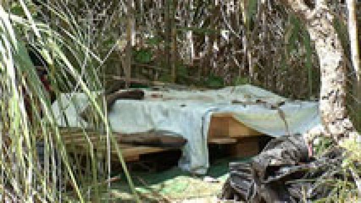 Telediario 1 - Construye una cabaña para huir de los malos tratos