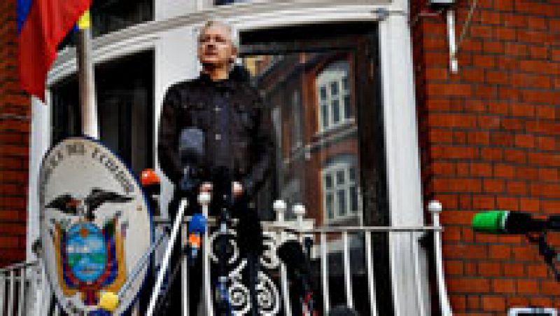 Assange califica de "victoria" la decisión de Suecia de cerrar la investigación contra él