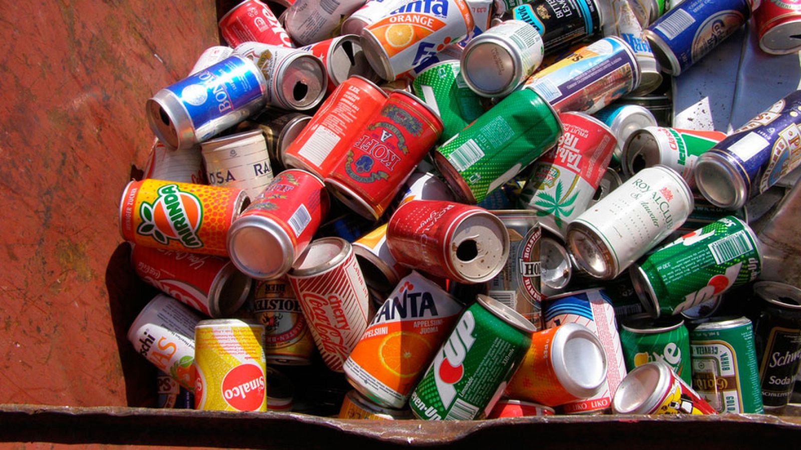 En el aeropuerto de Ibiza se acumula la basura tras seis días de huelga de limpieza