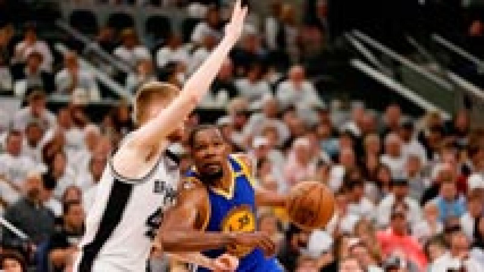 El alero Kevin Durant logró doble-doble de 33 puntos y 10 rebotes en la victoria de los visitantes Warriors de Golden State, que vencieron 108-120 a los Spurs de San Antonio en el tercer partido de la serie final de la Conferencia Oeste.