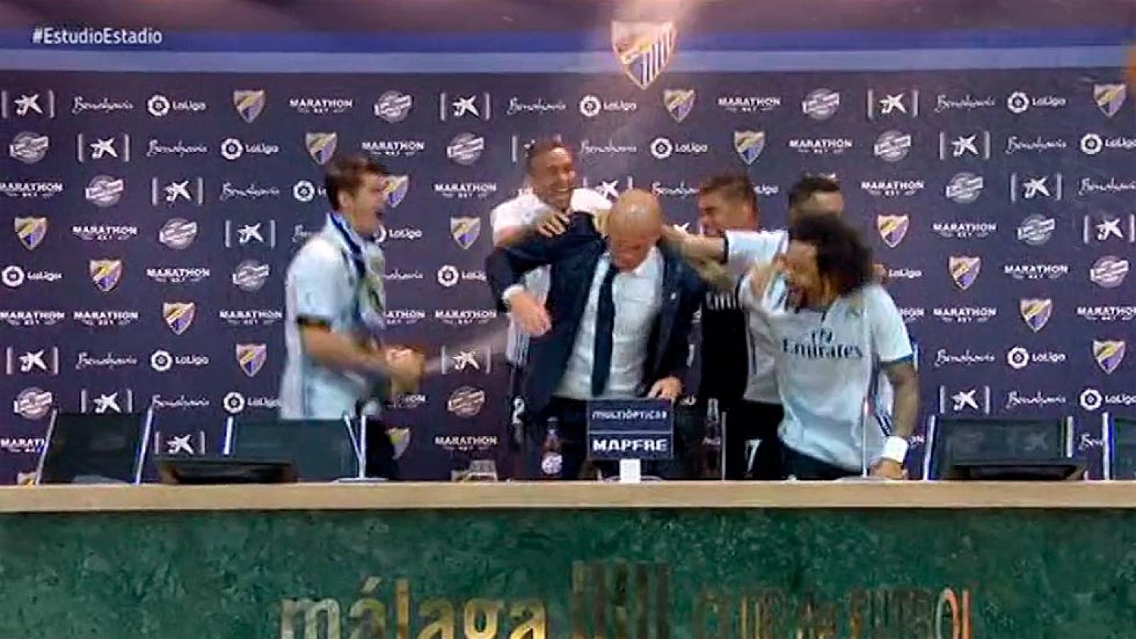Zidane se lleva una sorpresa en la rueda de prensa | Ver