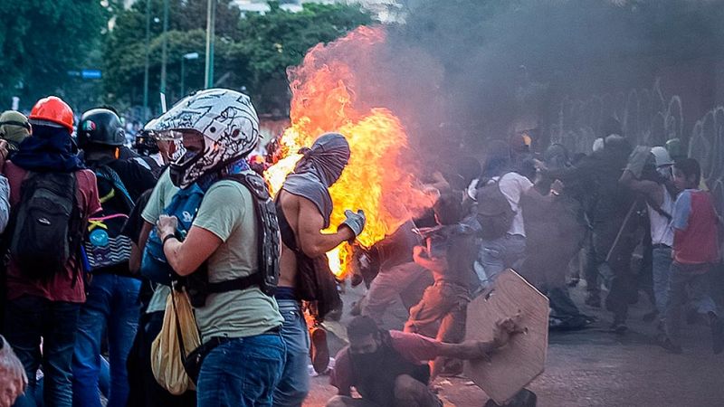 Opositores prenden fuego a un hombre durante una protesta en Caracas 
