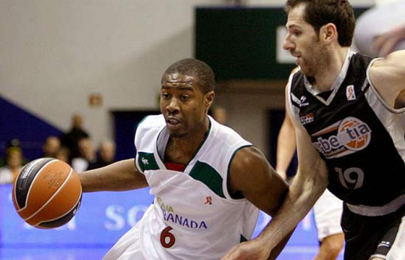 Una canasta del joven Pablo Aguilar a un segundo del final del partido dio el triunfo al CB Granada en su visita al Iurbentia Bilbao Basket en La Casilla (69-70), una victoria que alimenta las ilusiones del equipo nazarí de meterse en las eliminator