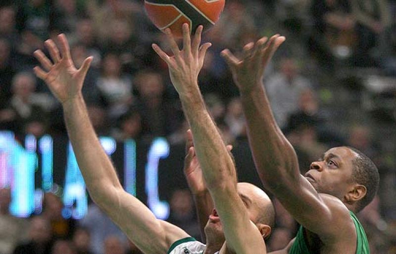  En un encuentro trabado y lleno de alternativas, Unicaja estuvo más acertado en los momentos clave del último periodo y pudo llevarse una importante victoria de Badalona (70-79).