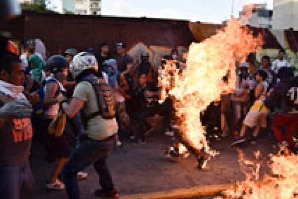 Las manifestaciones antichavistas en Venezuela dejan casi medio centenar de muertos y el intento de quemar vivo a un joven