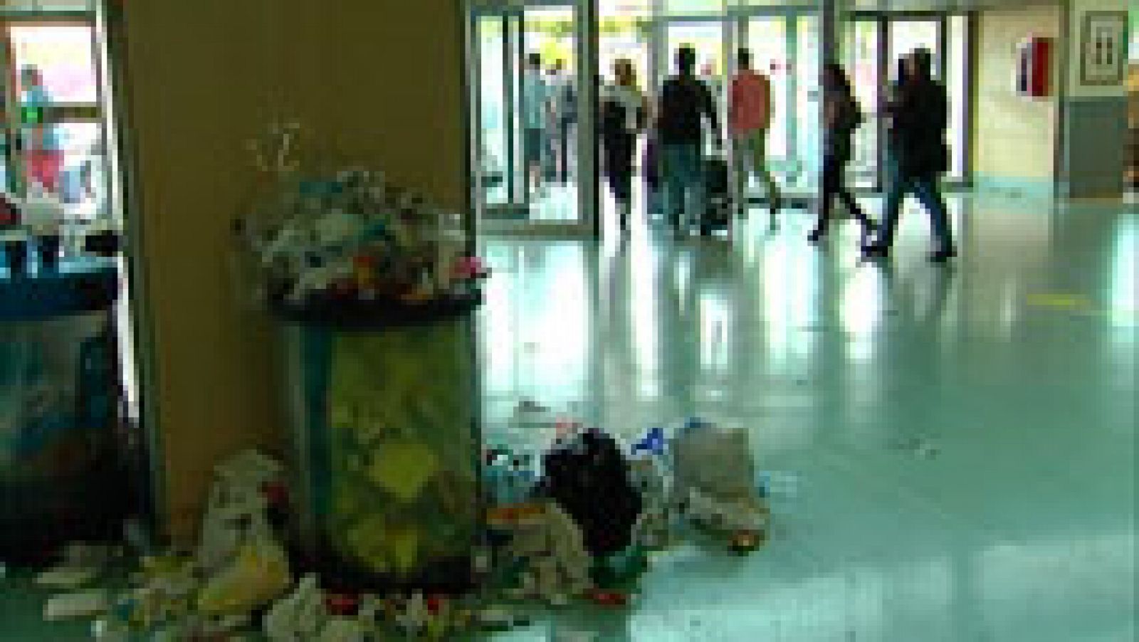 Telediario 1: La huelga de los trabajadores de la limpieza en el aeropuerto de Ibiza podría obligar a cerrar las instalaciones | RTVE Play