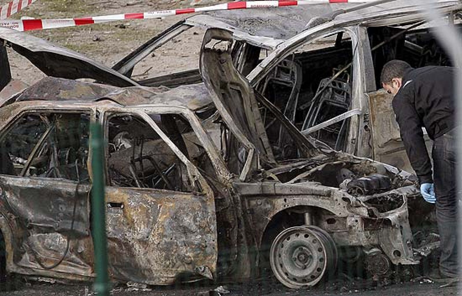 ETA no atentaba en Madrid desde la bomba en la T-4 de Barajas que causó dos muertos en diciembre de 2006. Hoy, una furgoneta bomba ha estallado a las 9 de la mañana cerca del recinto ferial del Campo de las Naciones. Ha habido tiempo para desalojar la zona, por lo que no ha habido heridos, aunque sí muchos daños materiales. 