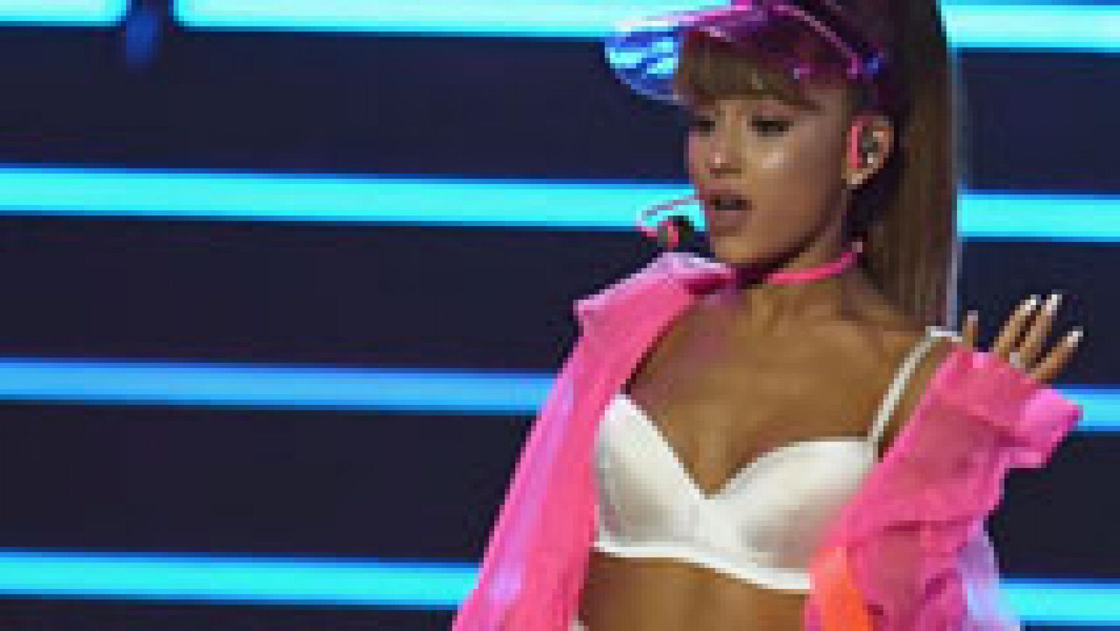 Telediario 1: Ariana Grande dice sentirse rota tras este ataque al finalizar su concierto   | RTVE Play