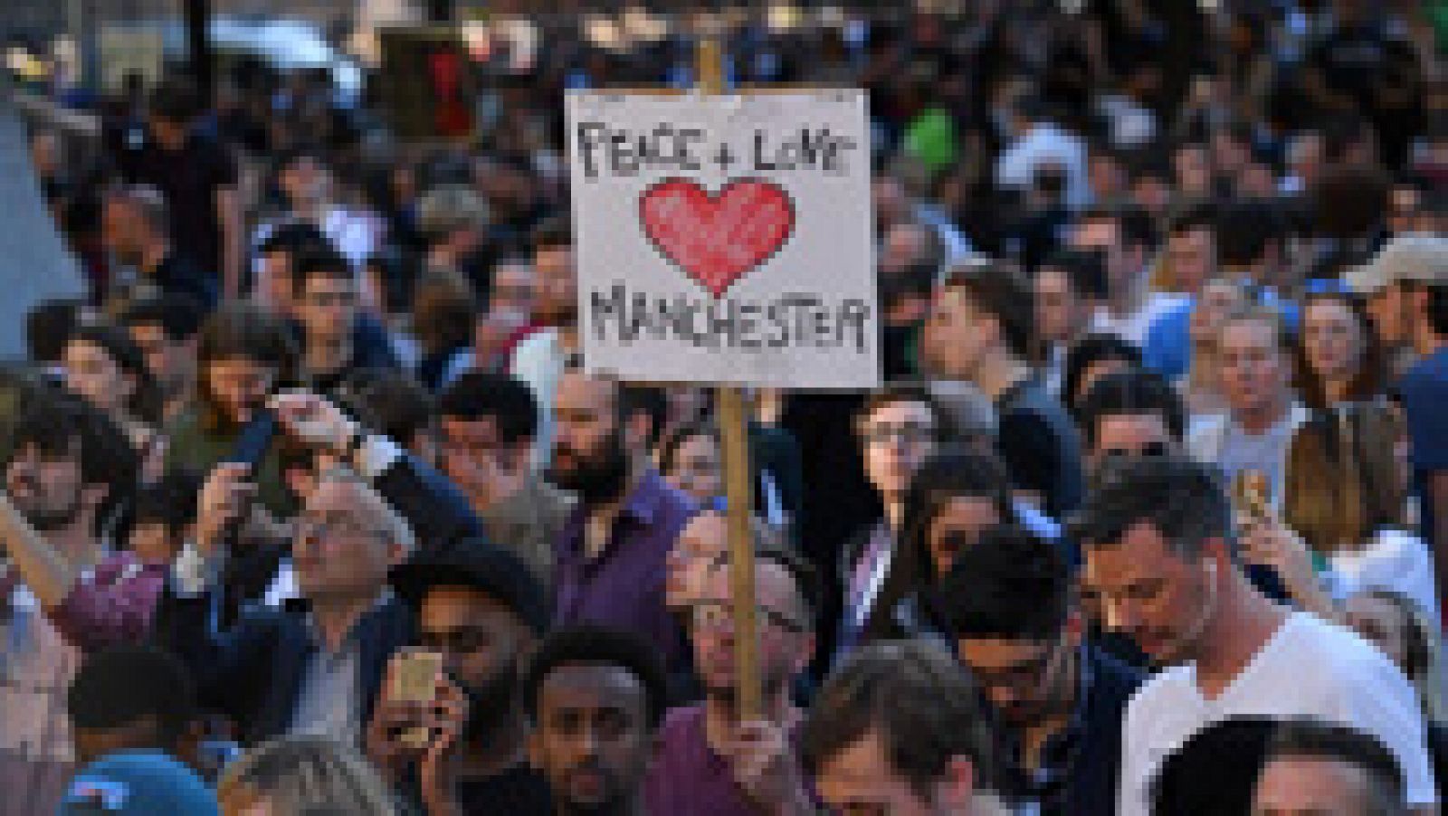 Telediario 1: Centenares de personas asisten a una vigilia en Manchester por las víctimas del atentado suicida | RTVE Play