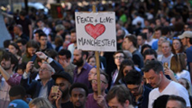 Centenares de personas asisten a una vigilia en Manchester por las víctimas del atentado suicida