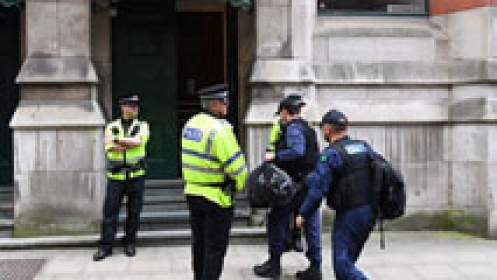 Telediario 1 - Tres detenidos en el sur de Mánchester por su presunta relación con el atentado del lunes