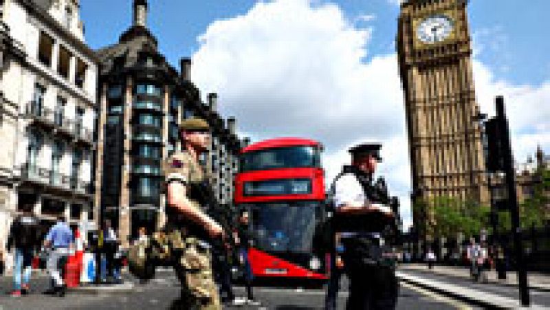 El Gobierno británico eleva el nivel de amenaza terrorista y despliega al Ejército