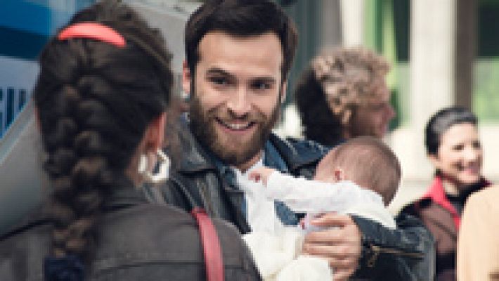 Carlos aprendiendo los gajes de ser padre 