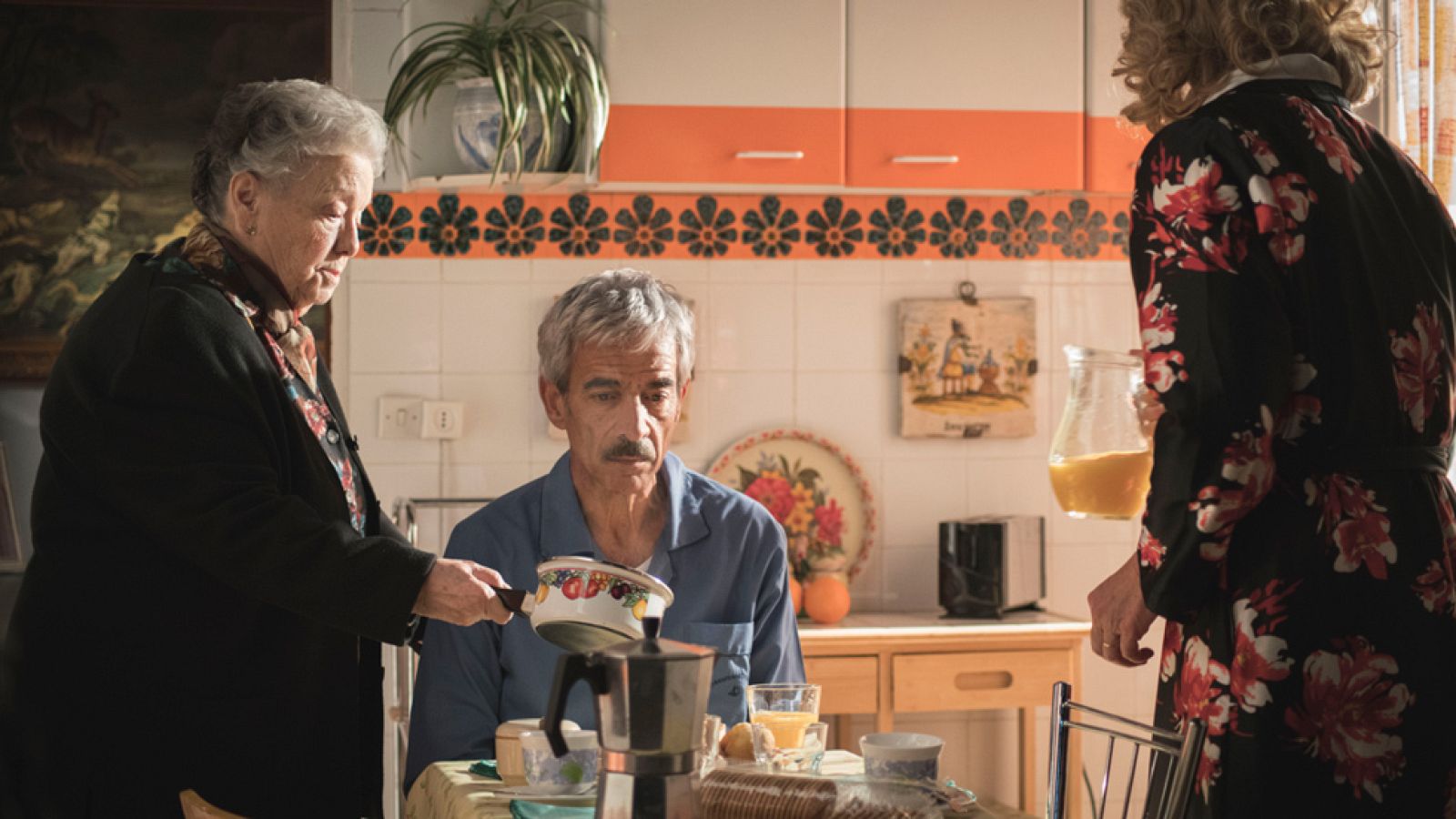 Herminia pone a Antonio en su sitio y María lo perdona