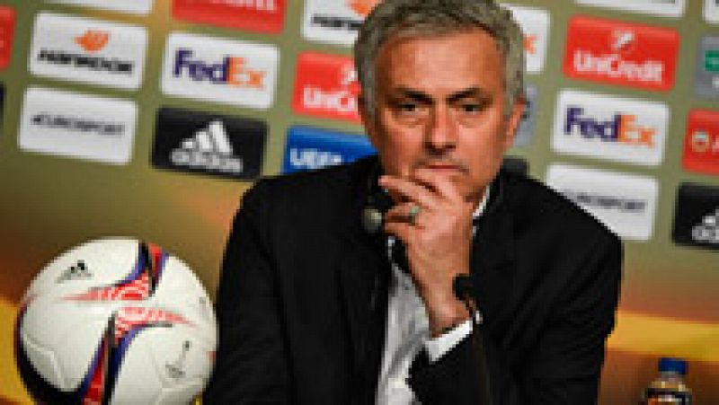 El entrenador del Manchester United, Jose Mourinho, mandó un mensaje de condolencia a las víctimas del atentado de Manchester tras ganar la Europa League.