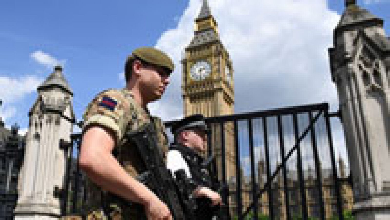 La policía británica despliega un amplio operativo para tratar de desarticular la célula que se sospecha pudo ayudar al terrorista suicida