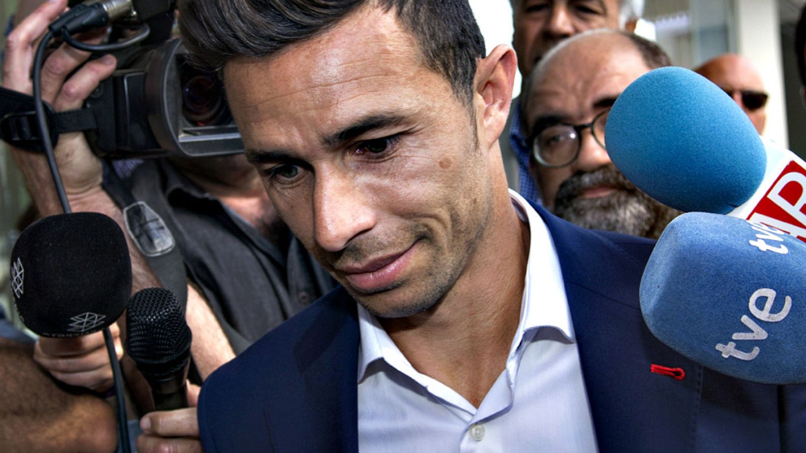 El futbolista del Real Betis Balompié Rubén Castro, para quien la  Fiscalía de Sevilla solicita cuatro años de cárcel por los malos  tratos cometidos supuestamente sobre su expareja sentimental, ha  asegurado este jueves que "jamás le ha puesto la ma