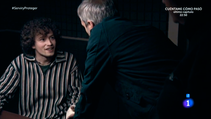 Servir y proteger - Eugenio tiene uma máscara de payaso