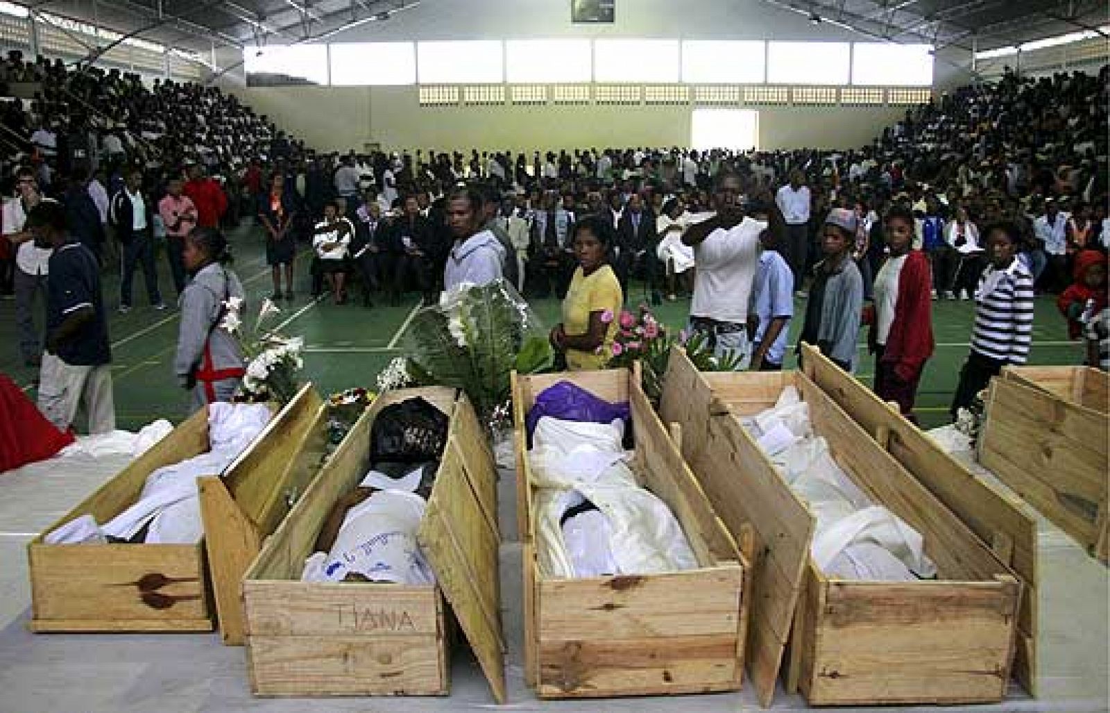 5.000 personas asisten a los entierros de los 28 muertos por los disparos de la policía en Madagascar