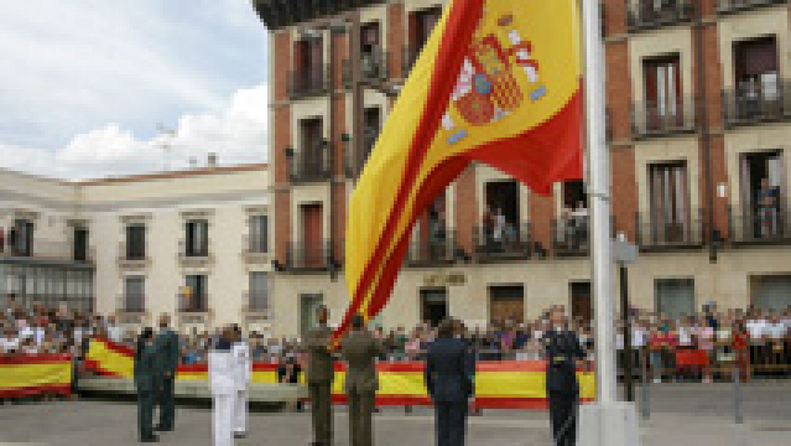 Izado de la bandera en la Plaza de España de Guadalajara